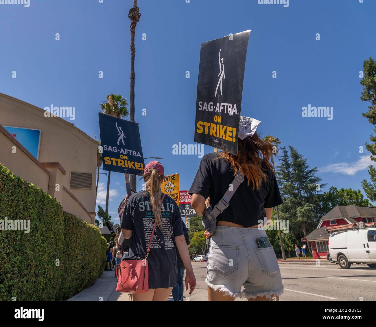 Burbank, Kalifornien, USA – 26. Juli 2023: Mitglieder der Schriftstellergilde von Amerika, der sag und der AFTRA-Gewerkschaften streiken vor dem Warner Brothers-Studio in Burbank, Kalifornien. Stockfoto
