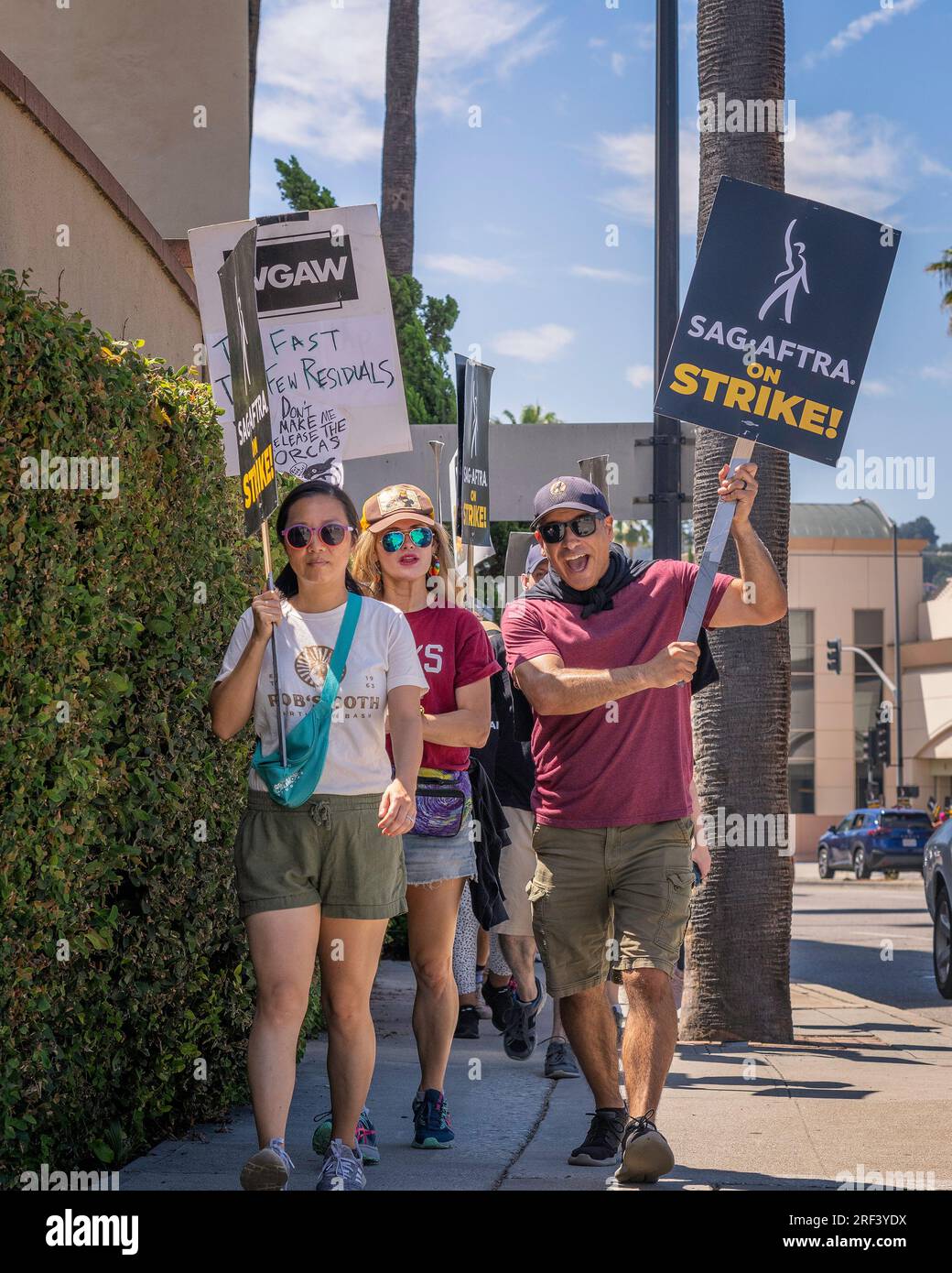 Burbank, Kalifornien, USA – 26. Juli 2023: Mitglieder der Schriftstellergilde von Amerika, der sag und der AFTRA-Gewerkschaften streiken vor dem Warner Brothers-Studio in Burbank, Kalifornien. Stockfoto
