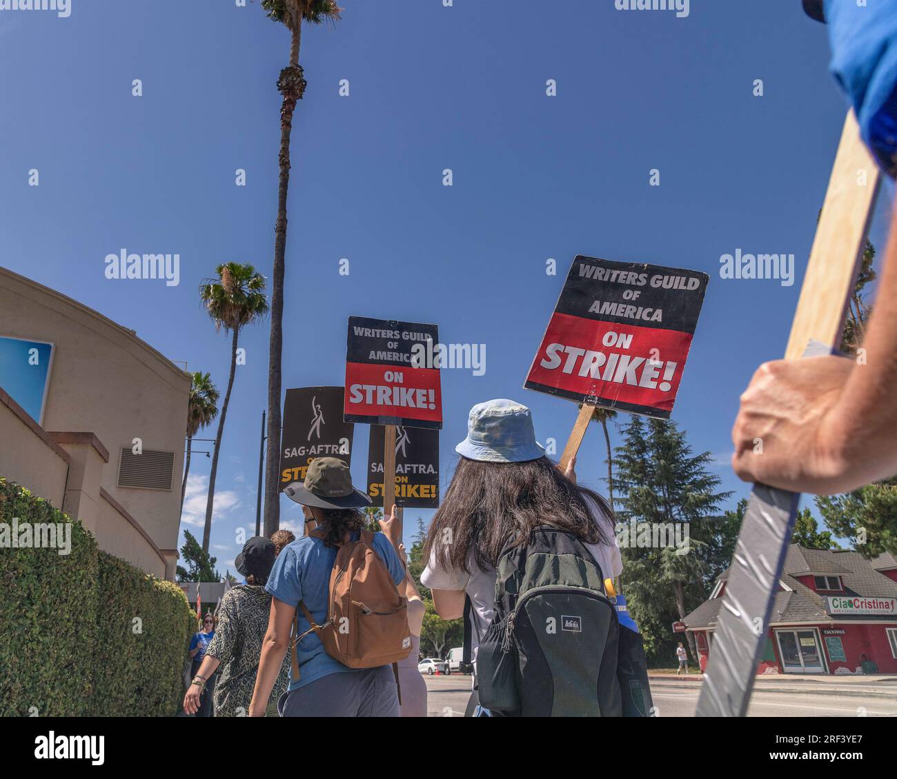 Burbank, Kalifornien, USA – 26. Juli 2023: Mitglieder der Schriftstellergilde von Amerika, der sag und der AFTRA-Gewerkschaften streiken vor dem Warner Brothers-Studio in Burbank, Kalifornien. Stockfoto
