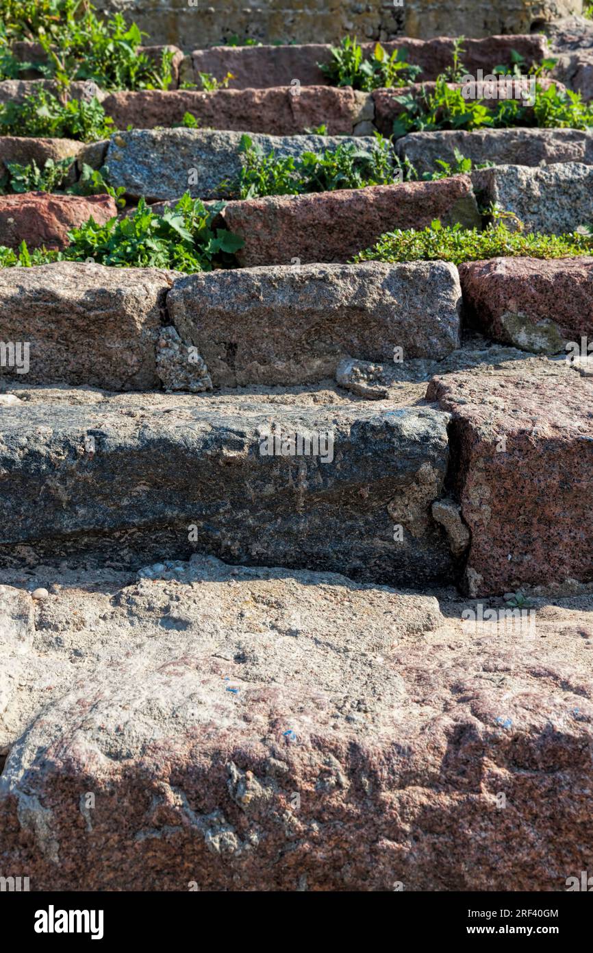 Alte Steintreppe für den Fußgängerverkehr auf erhöhten und anderen unebenen Oberflächen wird die alte Treppe für ihren vorgesehenen Zweck verwendet Stockfoto