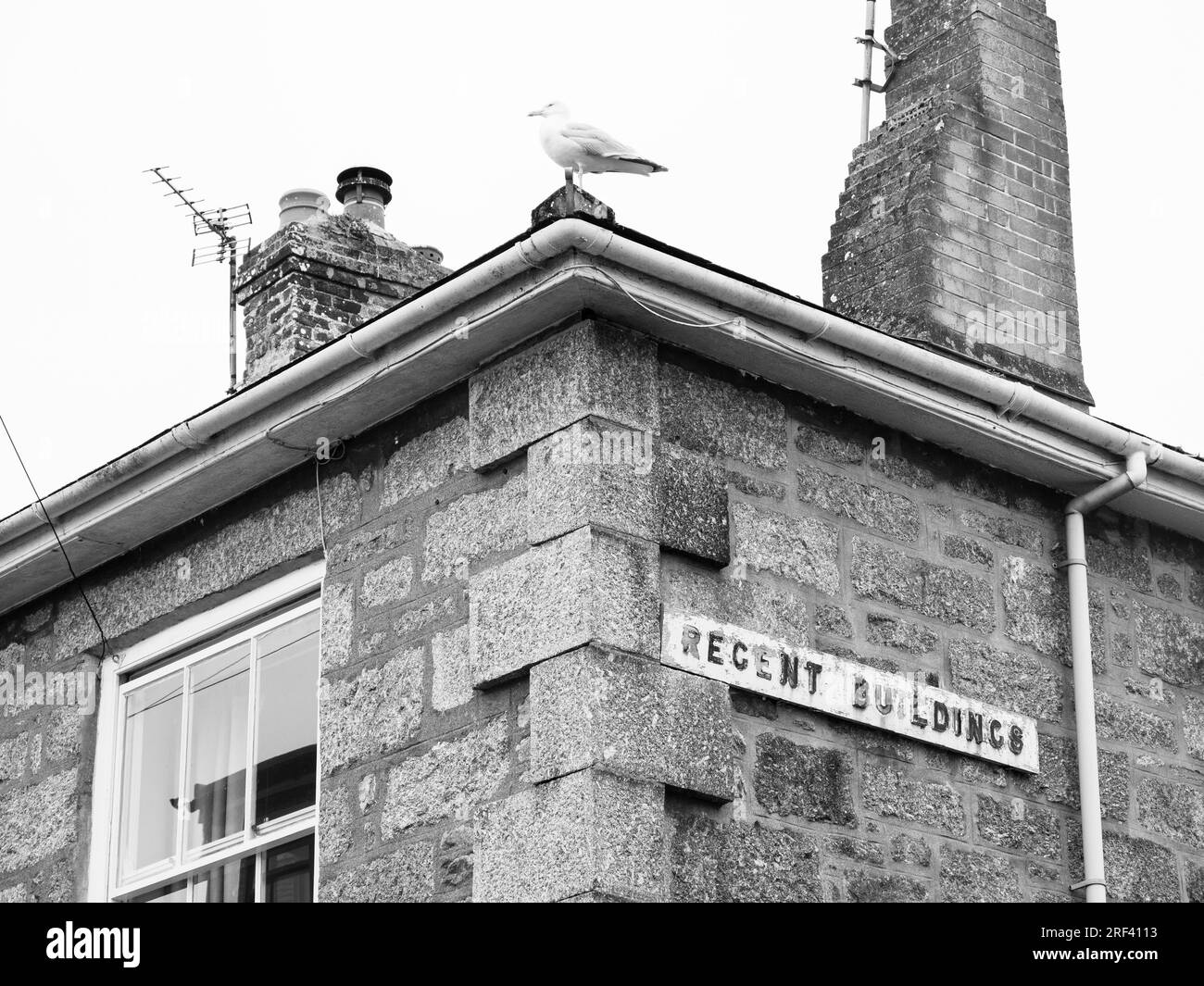 Schwarzweißbild eines Gebäudes mit ironischem Namen, Penzance, Cornwall, England, Großbritannien, GB. Stockfoto