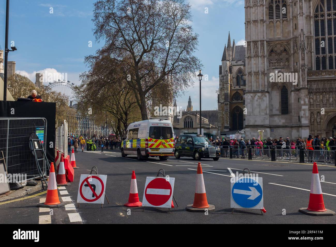 London, Großbritannien, 2023. Am Earth Day, Victoria Street führt zum Broad Sanctuary und nach Westminster für Verkehr gesperrt während der Big One Klimaproteste Stockfoto