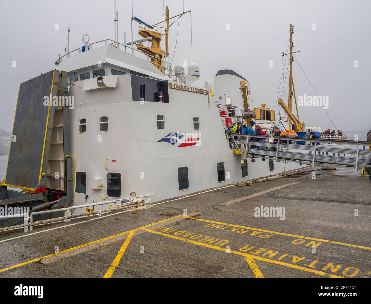 Passangers, an Bord der Scillonian Ferry, Penzance Harbour, Reisen zu den Scilly-Inseln, Penzance, Cornwall, England, Vereinigtes Königreich, GB. Stockfoto