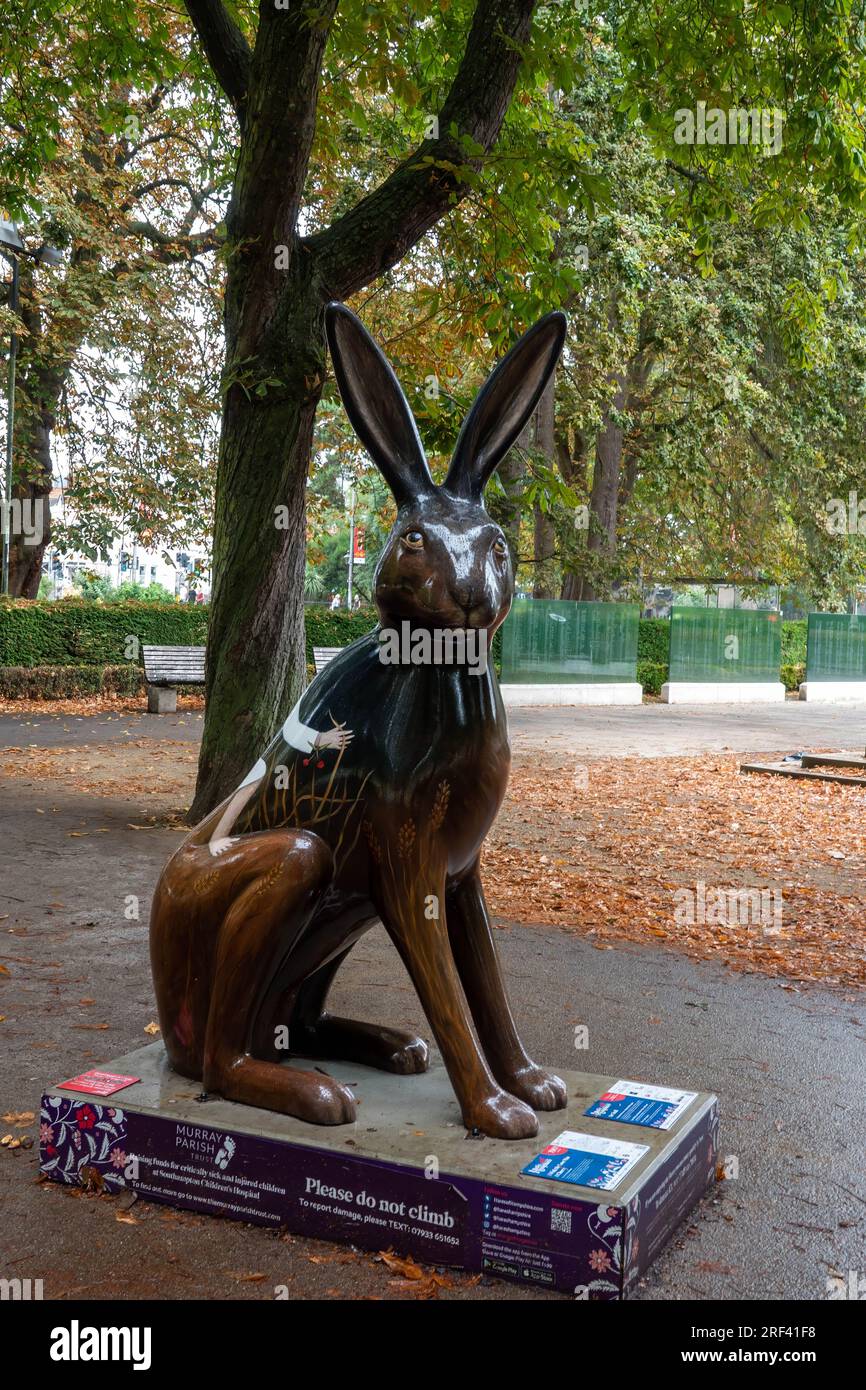 Hares of Hampshire Art Trail Southampton England 2022, The Murray Parish Trust and Wild in Art, I wish My Love was a Cherry Hare by Tracy Dovey Stockfoto