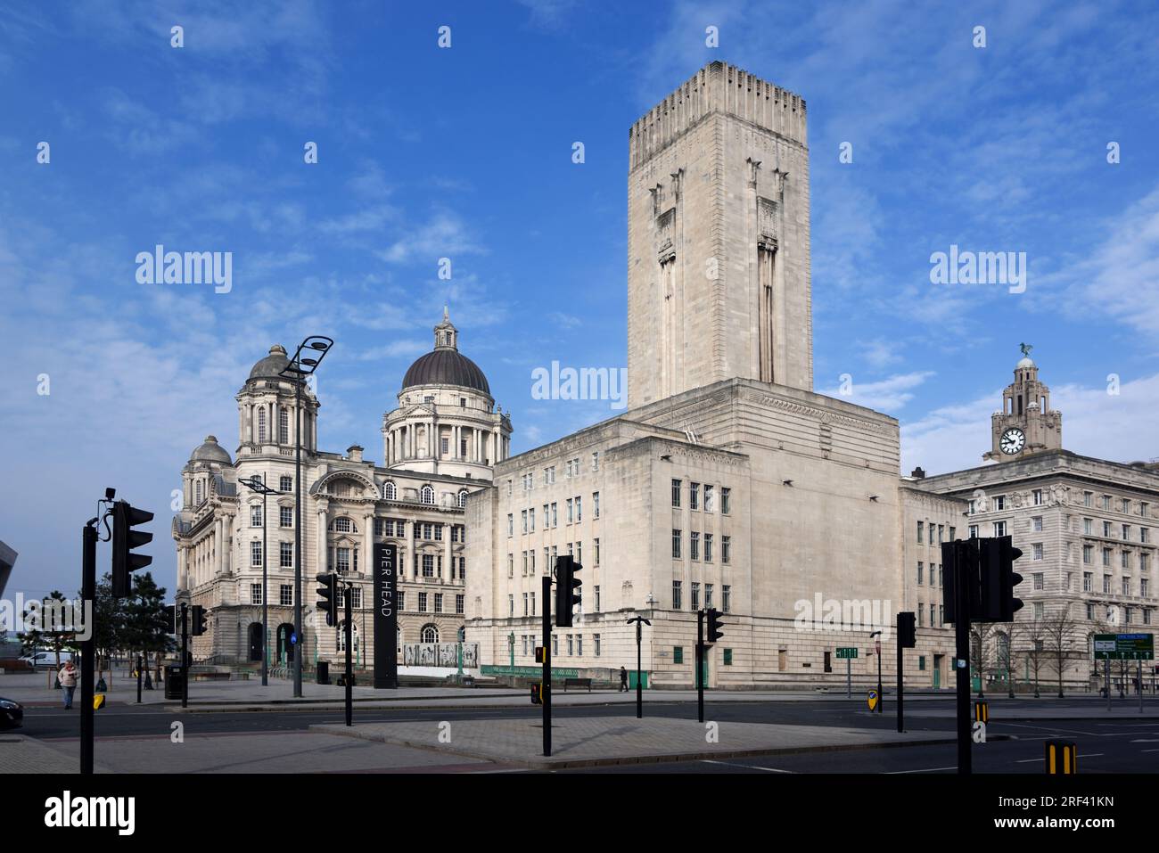 George's Dock Building (1931-1934), ein Art déco-Gebäude, entworfen von Herbert Rowse, am Pier Head Liverpool, mit dem Port of Liverpool Building dahinter Stockfoto