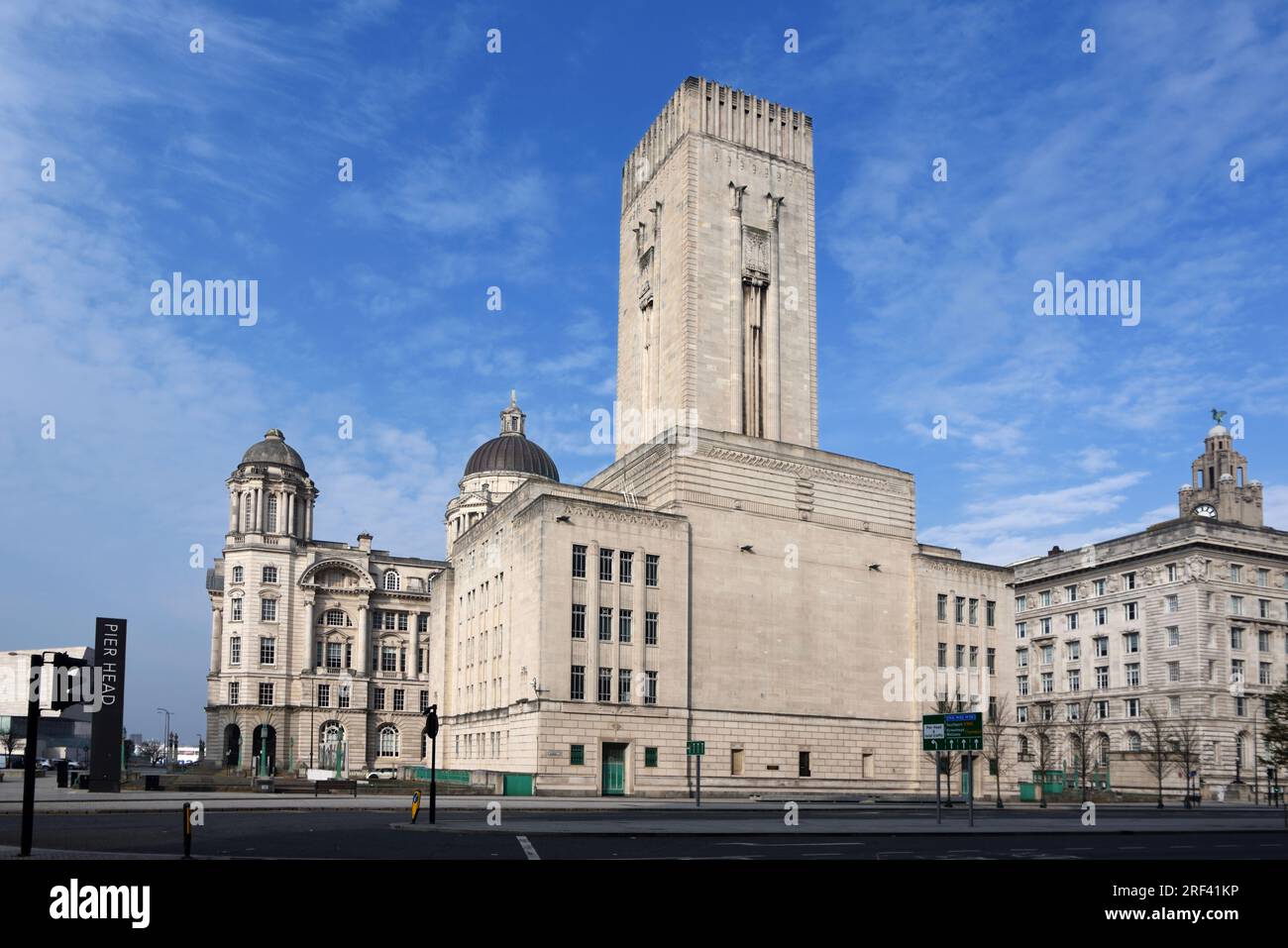 George's Dock Building (1931-1934), ein Art déco-Gebäude, entworfen von Herbert Rowse, am Pier Head Liverpool, mit dem Port of Liverpool Building dahinter Stockfoto