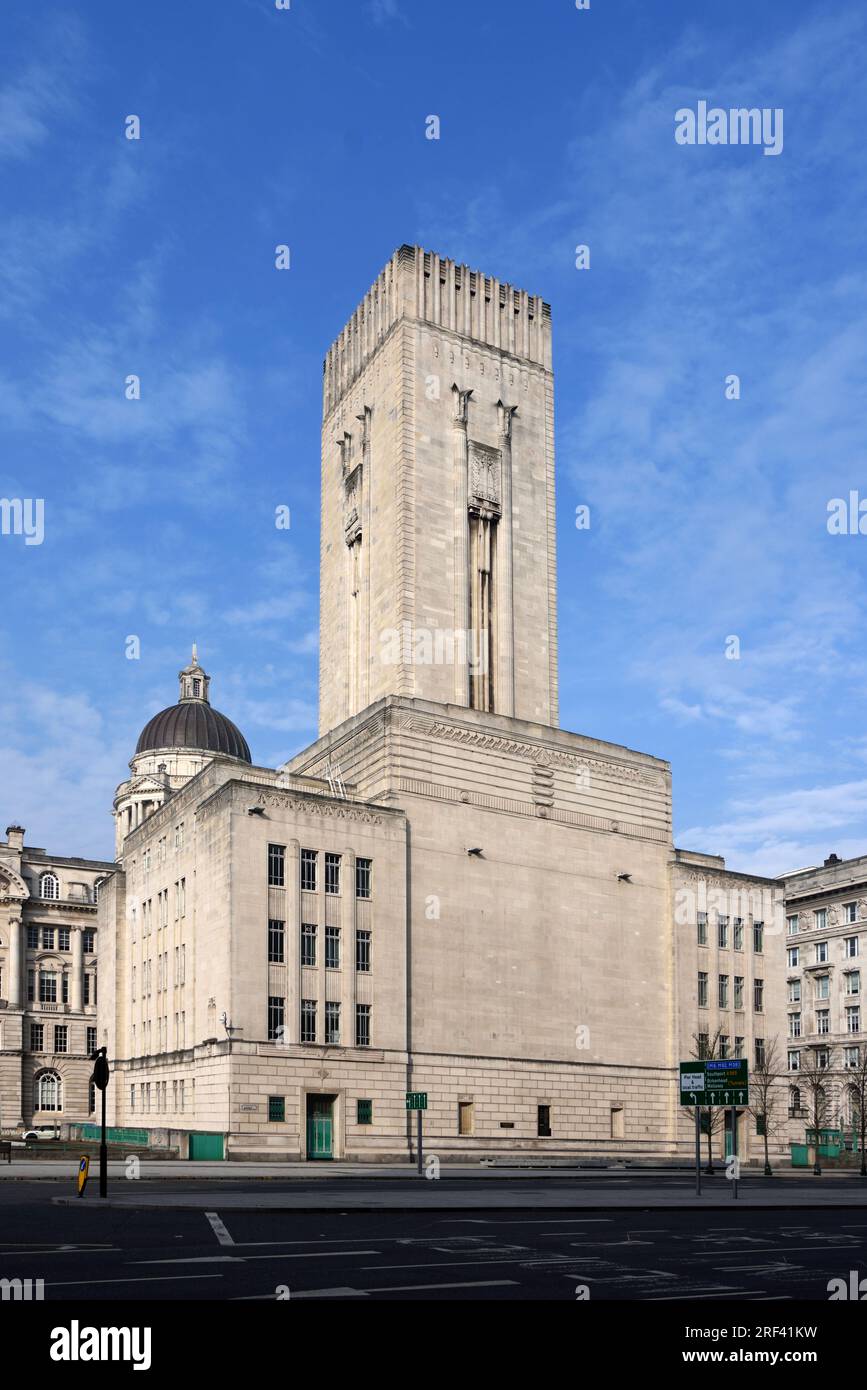 George's Dock Building (1931-1934), ein von Herbert Rowse entworfenes Art déco-Gebäude, am Pier Head & Ufer von Liverpool Stockfoto