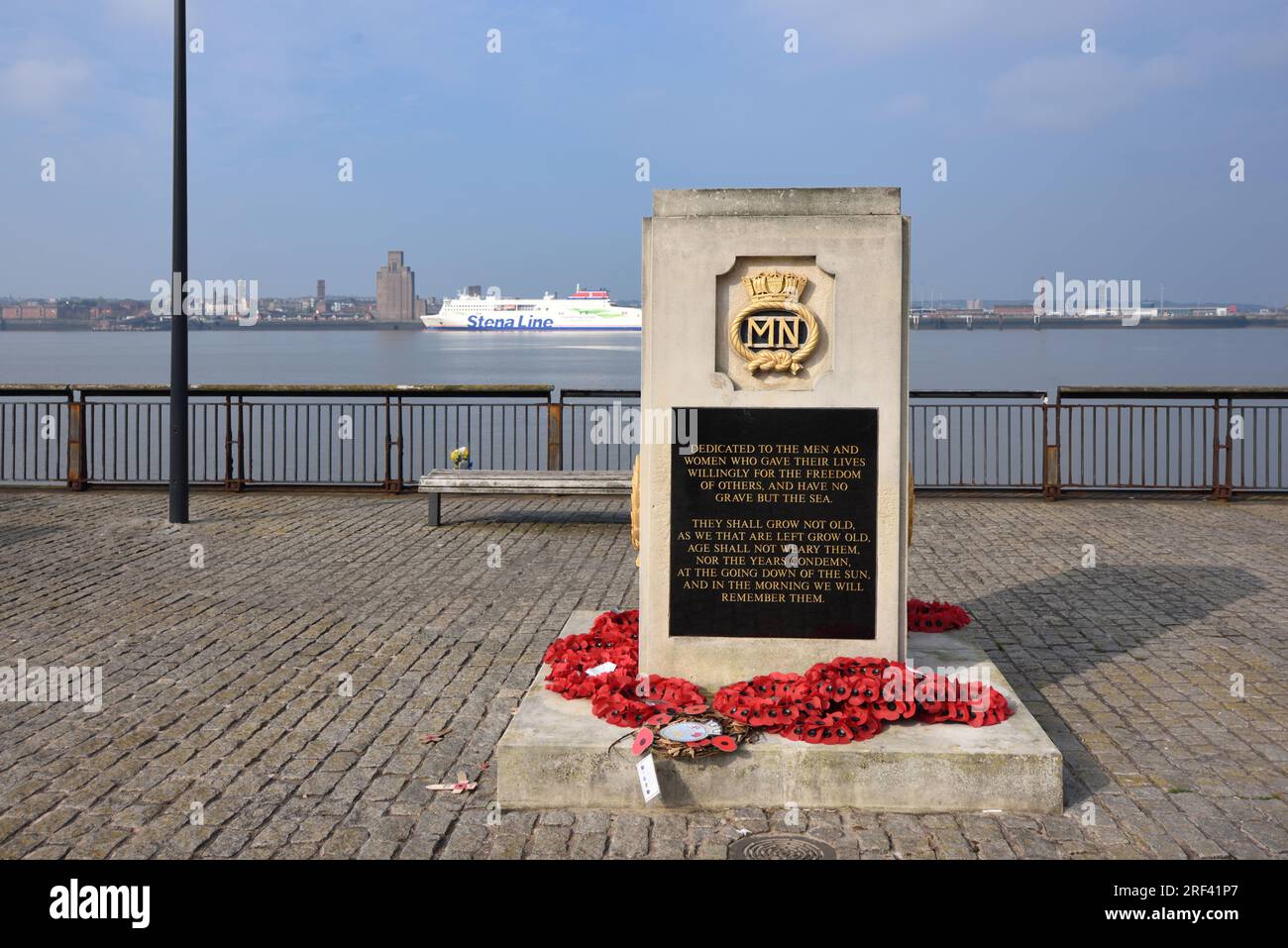 Liverpool Naval Memorial (1952) oder Second World war Memorial am Pier Head, Waterfront oder Quay of River Mersey Liverpool UK Stockfoto