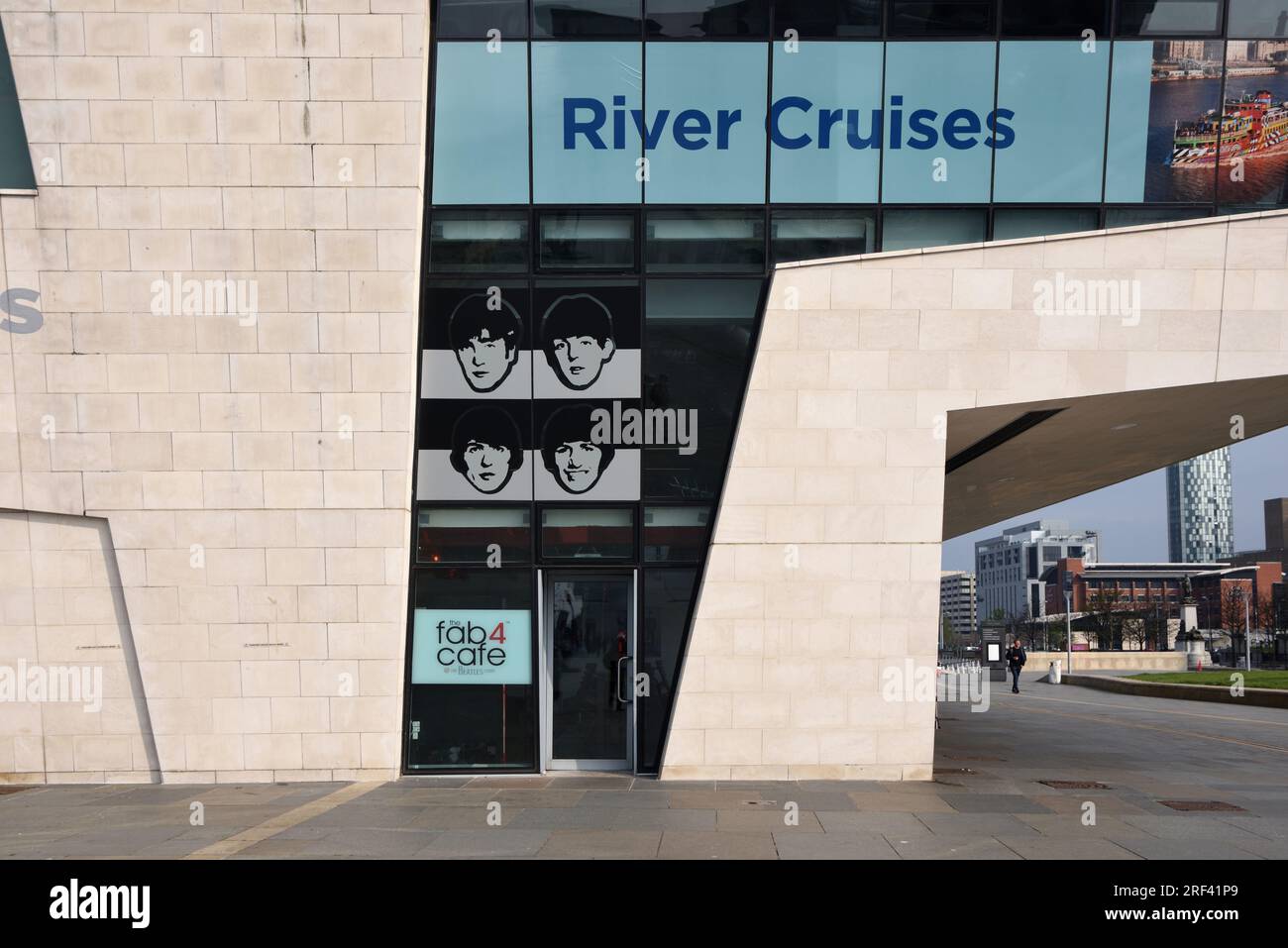 Eintritt zum Fab 4 Cafe, verbunden mit dem Beatles Museum, im Modernist Pier Head Ferry Terminal Gebäude (2009) am Ufer von Liverpool UK Stockfoto