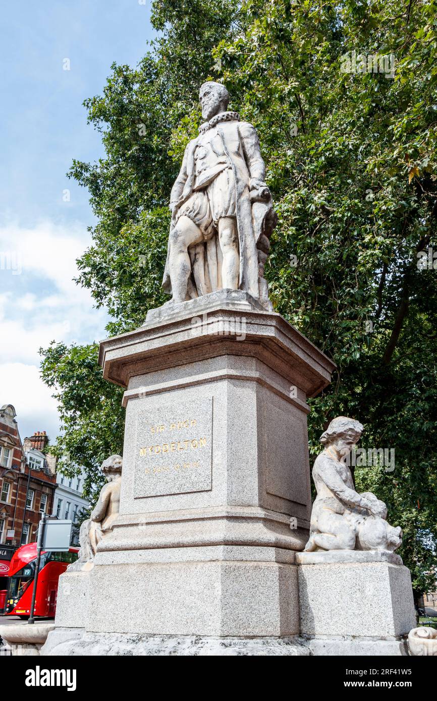 Die Statue von Hugh Myddelton in Islington Green an der Kreuzung von Upper Street und Essex Road, London, Großbritannien. Stockfoto