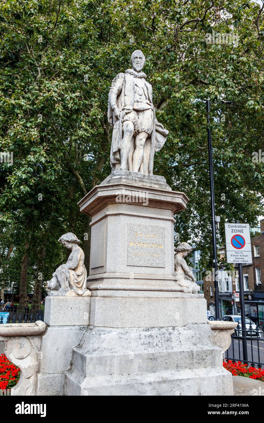 Die Statue von Hugh Myddelton in Islington Green an der Kreuzung von Upper Street und Essex Road, London, Großbritannien. Stockfoto