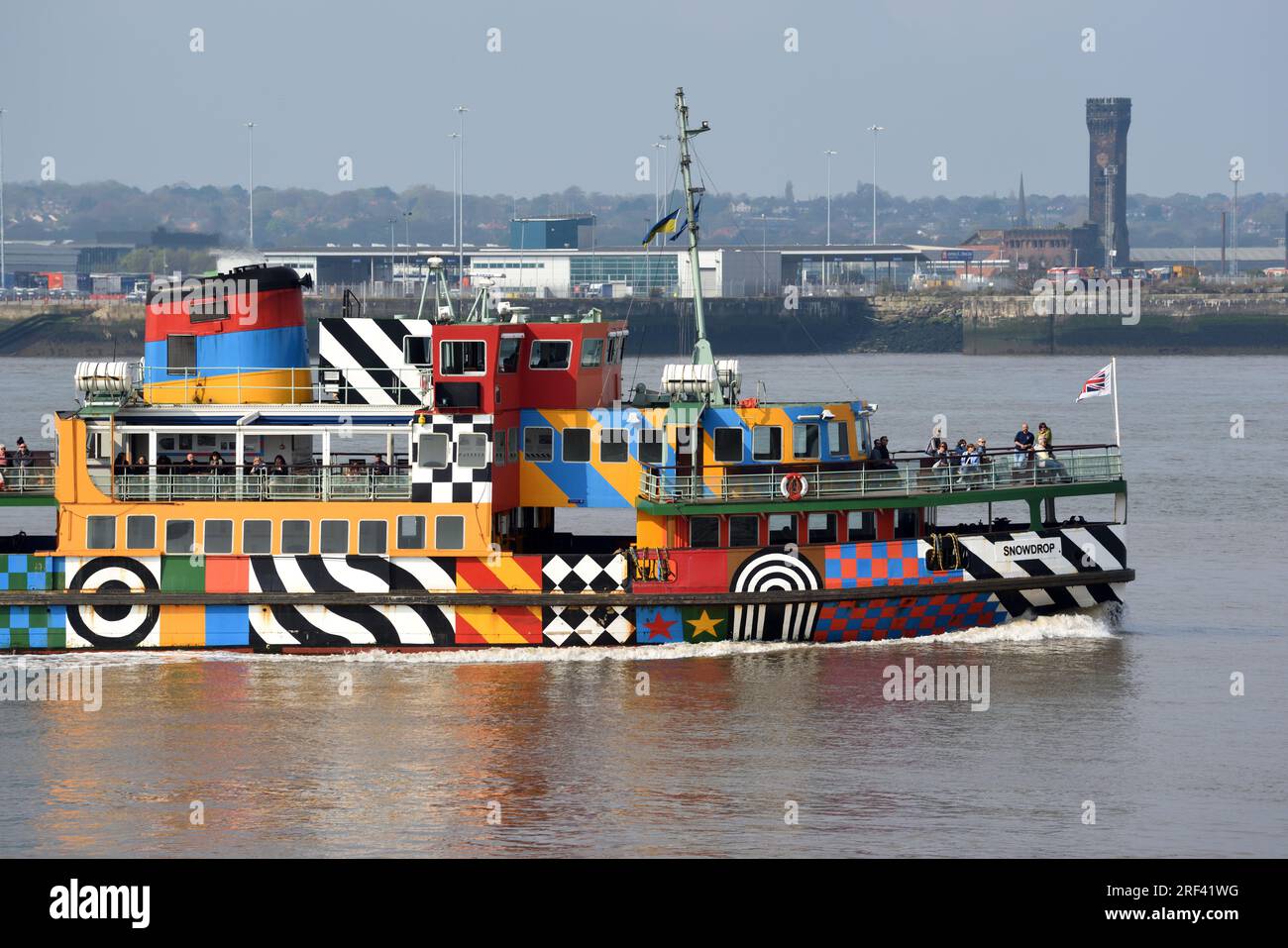 Farbenfrohe oder mehrfarbige Mersey-Fähre oder Fähre über den Mersey River zwischen Liverpool und Birkenhead Stockfoto