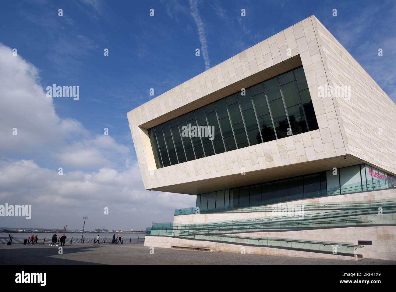 Modernist Museum of Liverpool (2011) von dänischen Architekten 3XN am Ufer oder Pier Head Liverpool England Stockfoto