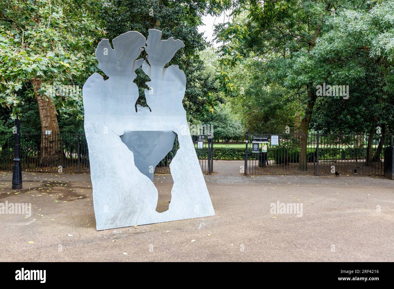 Eine öffentliche Skulptur vor Lincoln's Inn Fields, Holborn, London, Großbritannien Stockfoto