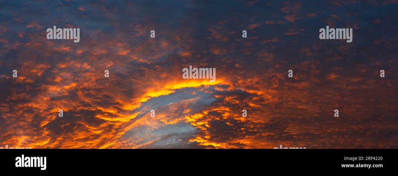 Webbanner mit brillantem Sonnenaufgang, reflektiert auf den Wolken - Naturhintergrund. Stockfoto