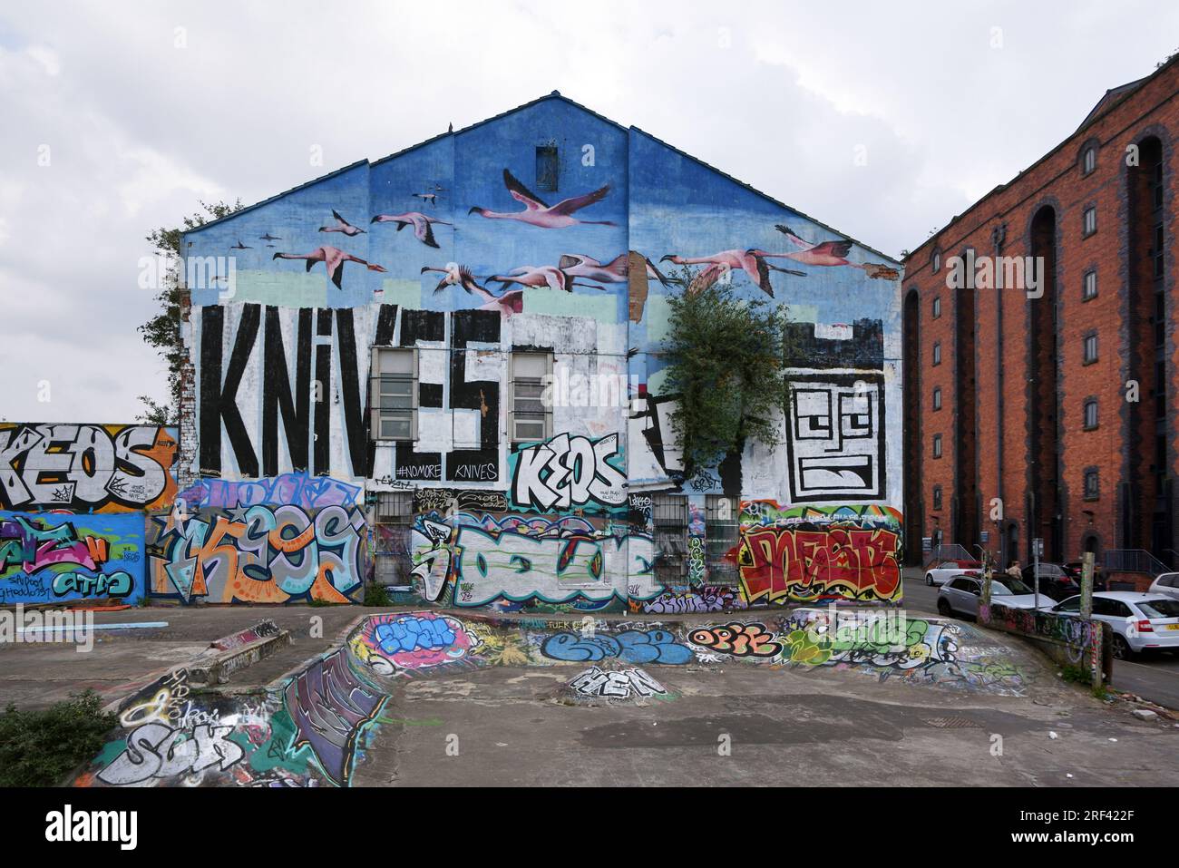 Skate Park und Graffiti überdachte Mauer glorierende Messer und Messer Verbrechen Liverpool England Stockfoto