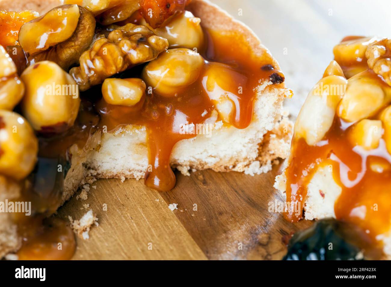 Süßes und köstliches Dessert aus einer großen Anzahl von Zutaten, Gebäck mit einer großen Anzahl an Kalorien zum Essen am Ende des Mittagessens, Süßwaren Stockfoto