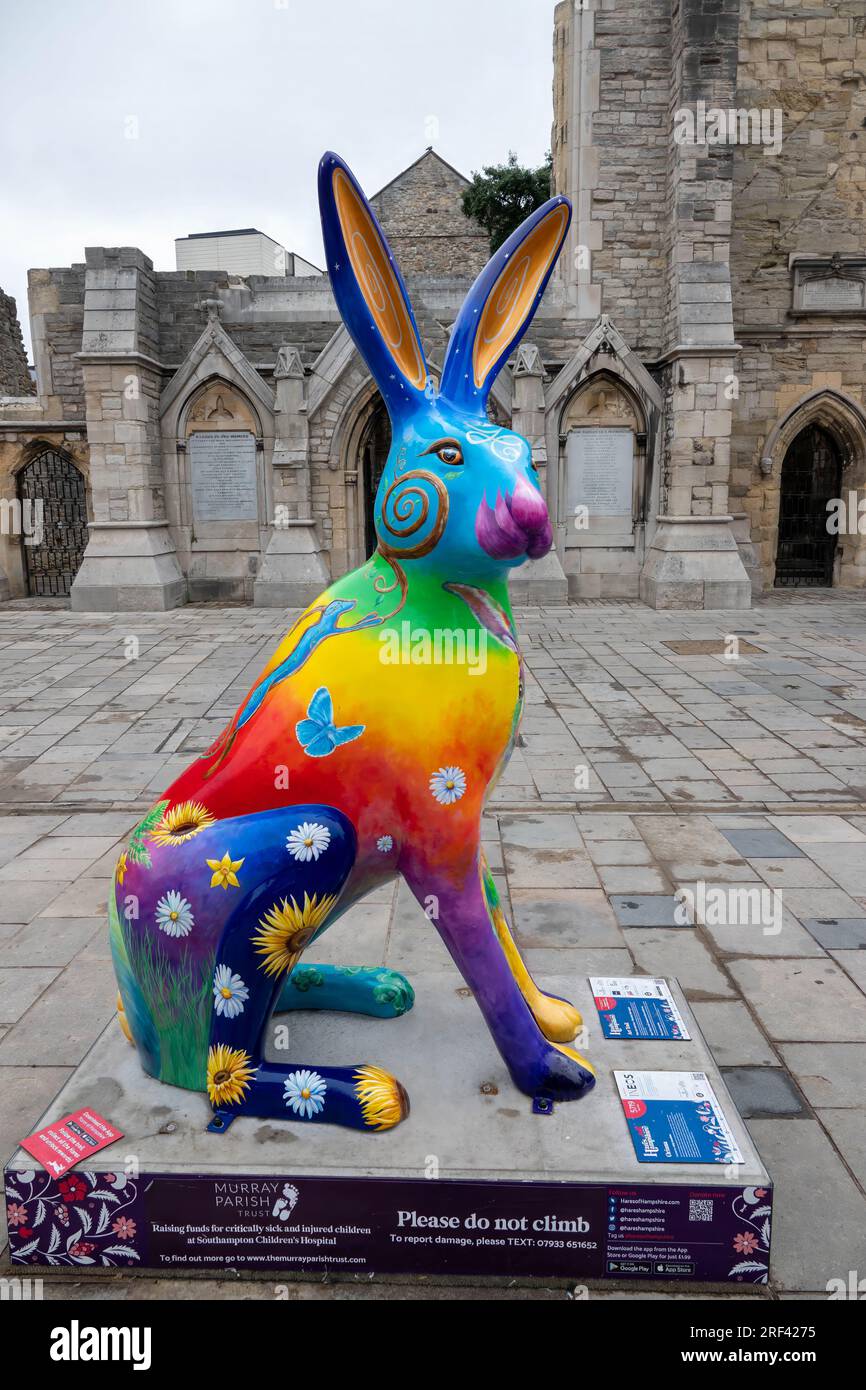 Hares of Hampshire Art Trail Southampton England 2022, der Murray Parish Trust und Wild in Art, Oriana Hare von Sally Goodden in der Holyrood Kirche Stockfoto