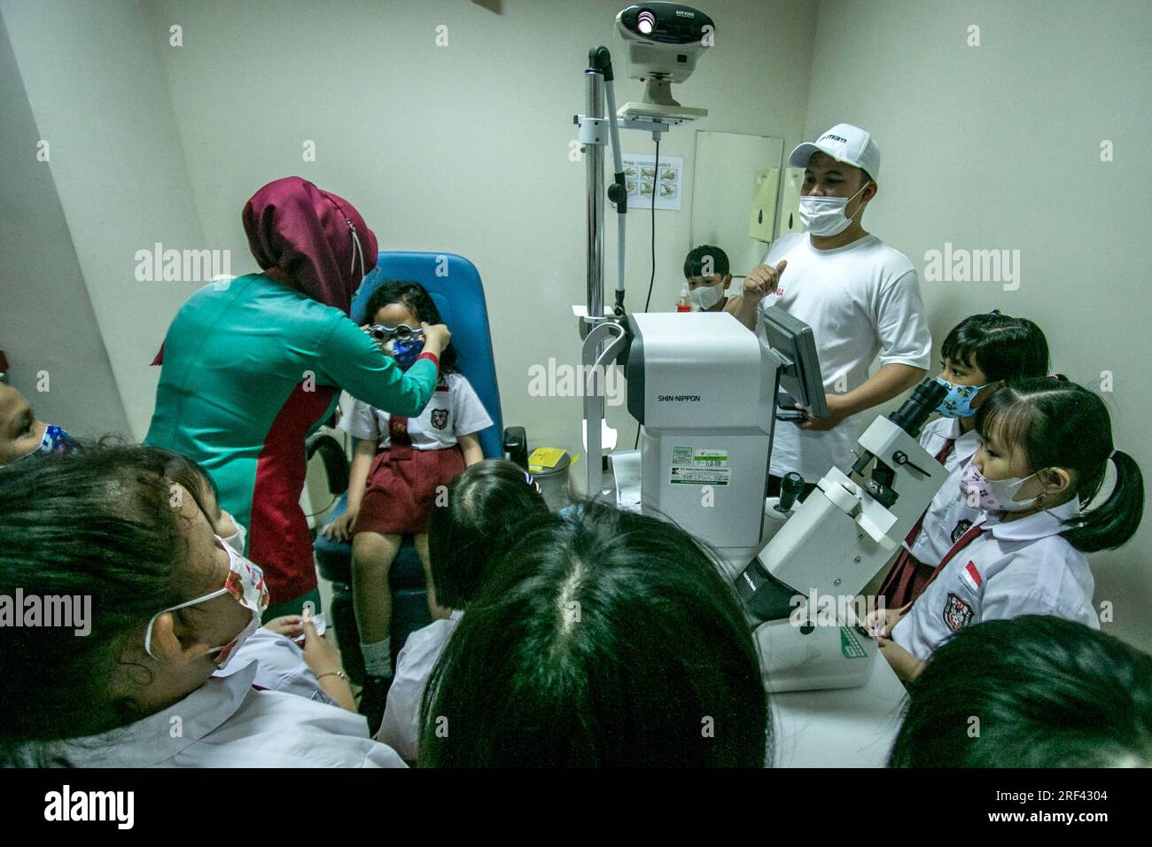 Grundschüler in Bogor City, Indonesien, sehen sich einen Augengesundheitsraum während einer Krankenhausreise durch das Vania Bogor Hospital an Stockfoto