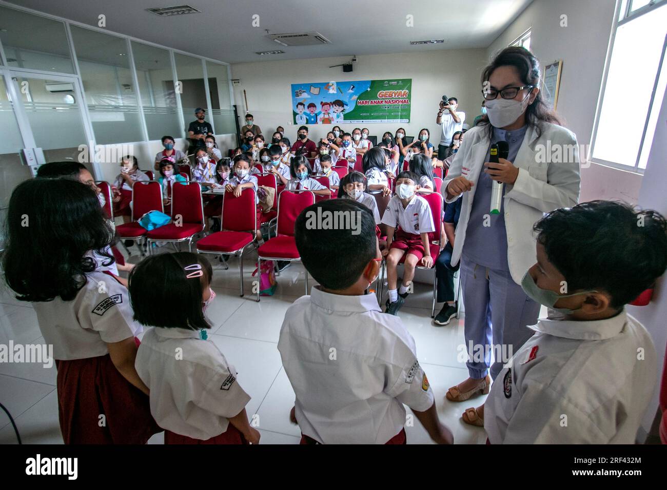 Ein Arzt bietet eine Gesundheitserziehung für Grundschüler, die das Vania Bogor Krankenhaus in Indonesien besuchen Stockfoto