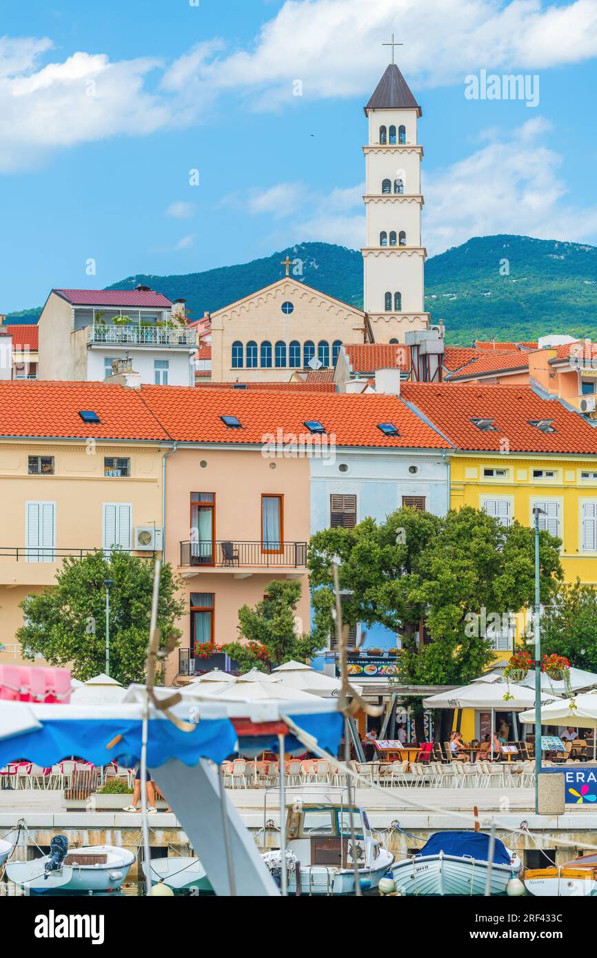 Crikvenica, Kroatien - 20. Juli 2023: Crikvenica Stadtplatz, Sommerurlaubsreiseziel an der kroatischen Küste der Adria Stockfoto