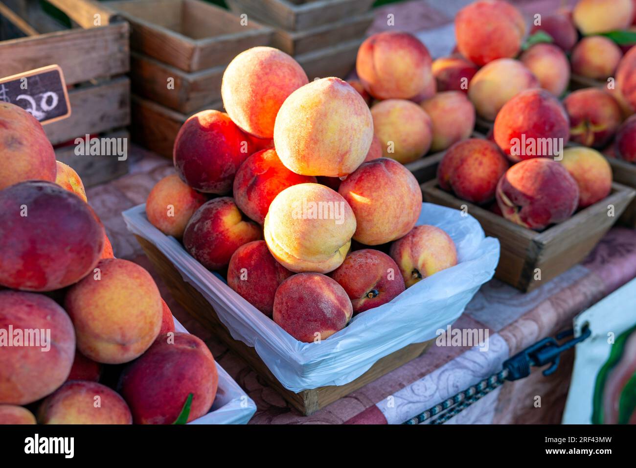 Auf einem lokalen Bauernmarkt in Alabama werden frische Pfirsiche in der Morgensonne ausgestellt. Stockfoto