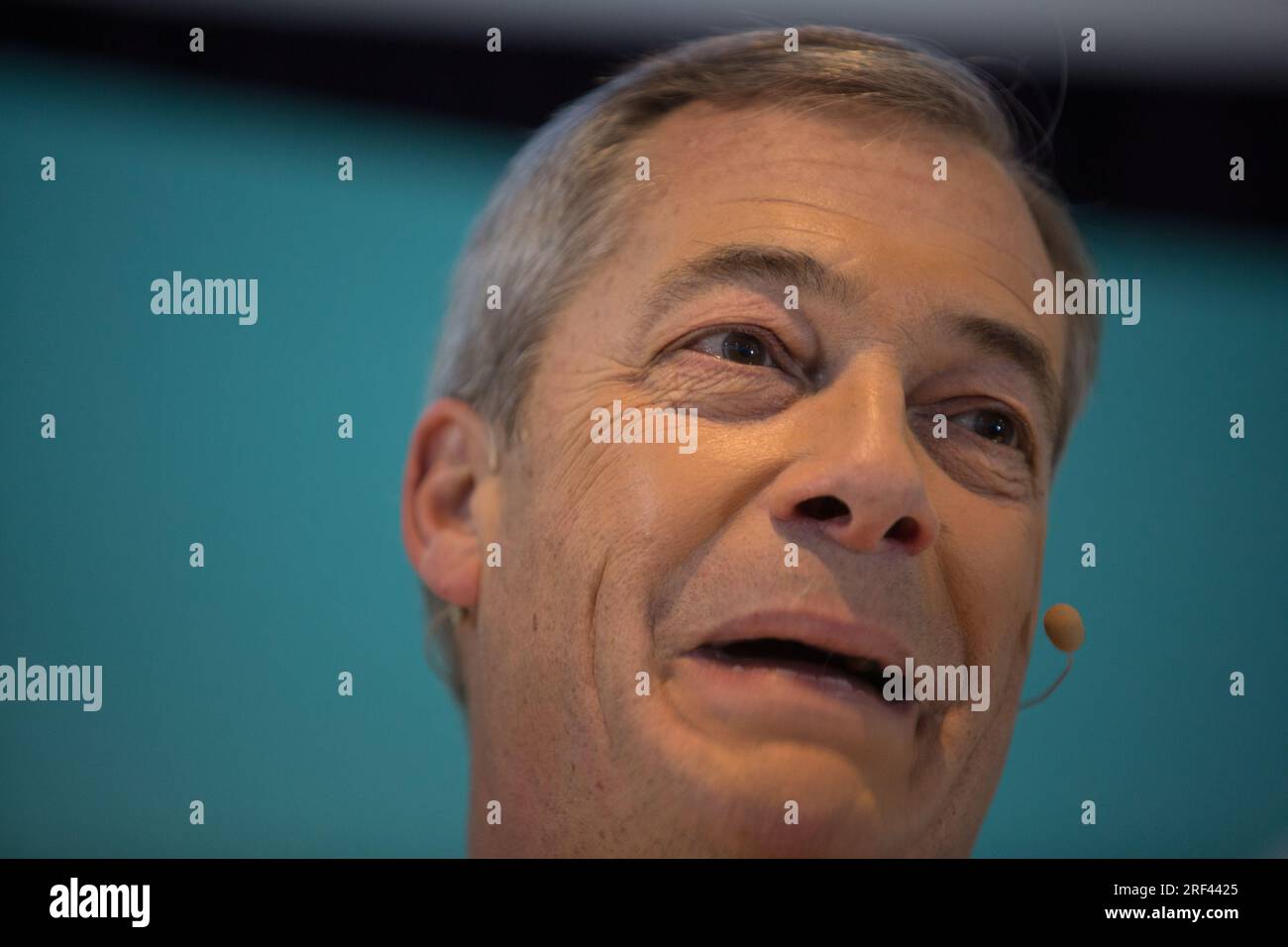 Nigel Farage, Mitglied des Europäischen Parlaments und Vorsitzender der Brexit-Partei, auf der Veranstaltung für die bevorstehenden Parlamentswahlen, auf einer Parteikundgebung am 6. November 2019 in Workington, England. Stockfoto