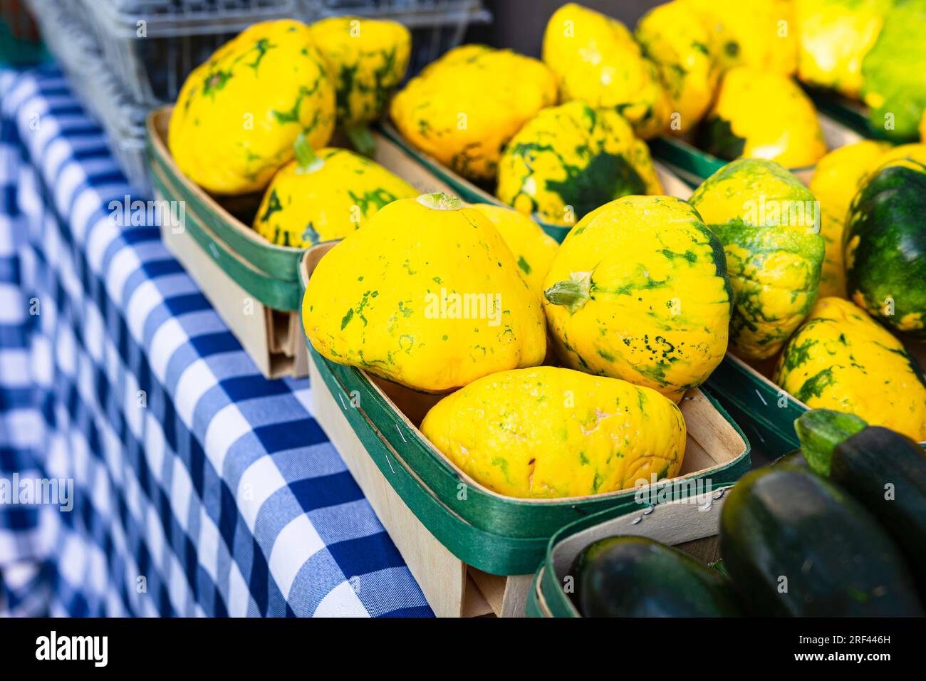 Eine Ausstellung von Pattypan Squash auf einem lokalen Bauernmarkt im Juli. Stockfoto