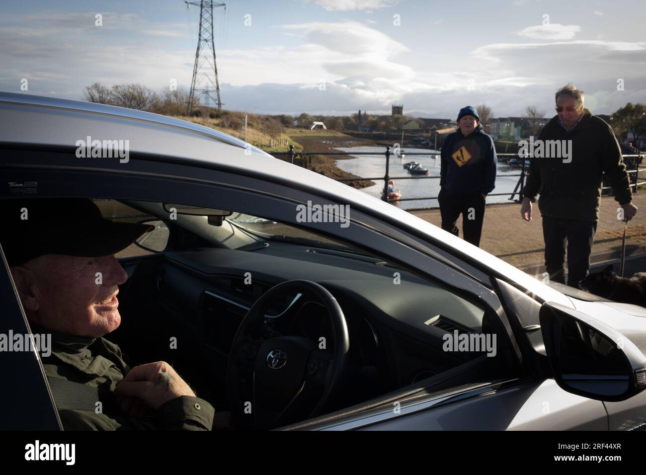 Im Auto befindet sich der 78-jährige Alex Dummigan, am Fluss, in Workington, England, am 5. November 2019. Stockfoto