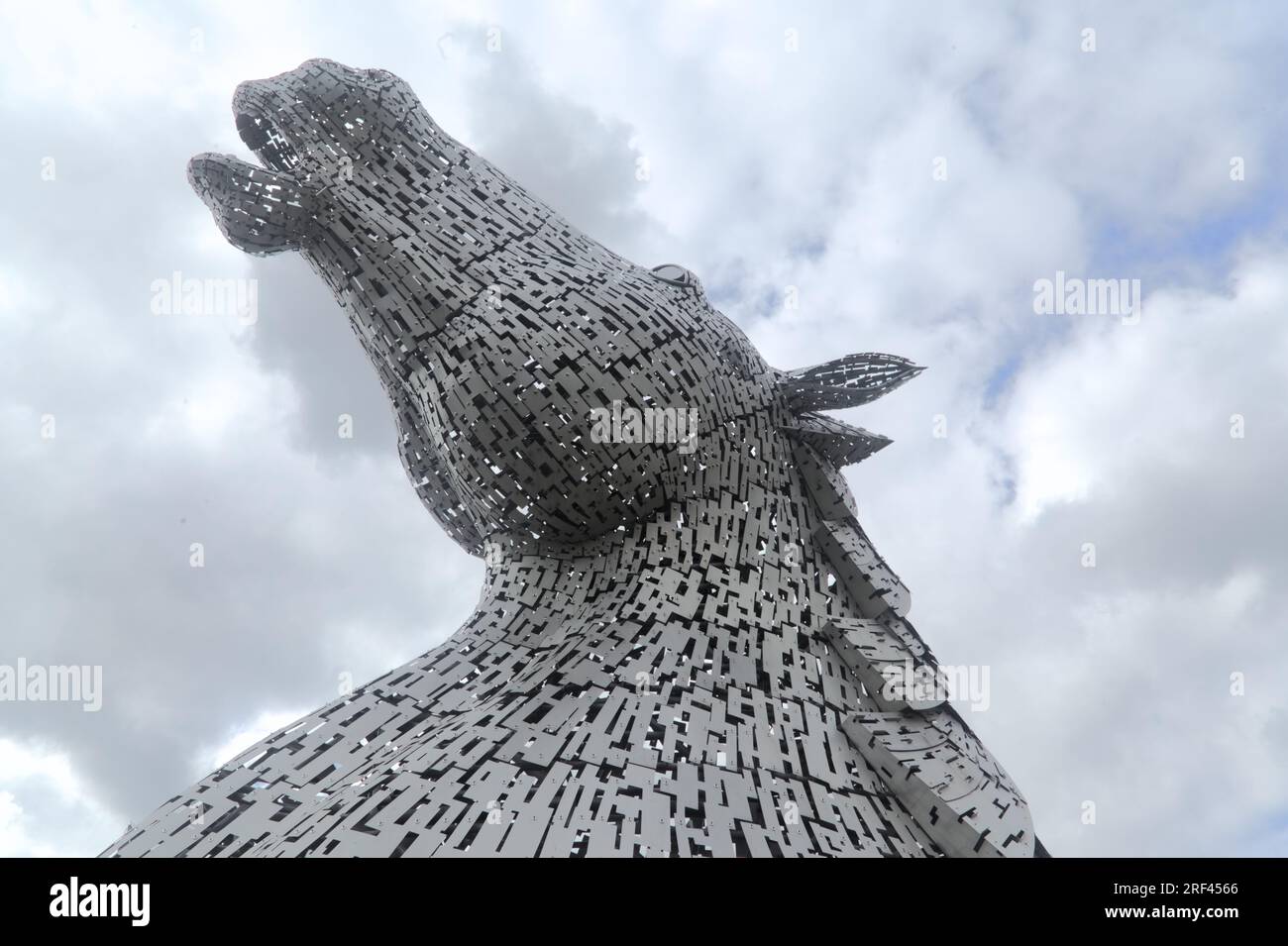 Die Kelpies, riesige Edelstahlskulpturen der schweren Pferde von Clydesdale, 'Duke' & 'Baron', Helix Park, Falkirk Schottland. Stockfoto