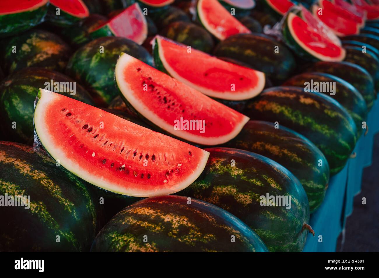 Verkauf frischer Wassermelonen auf dem traditionellen türkischen Bauernmarkt, eine Theke gefüllt mit frischem Obst Stockfoto