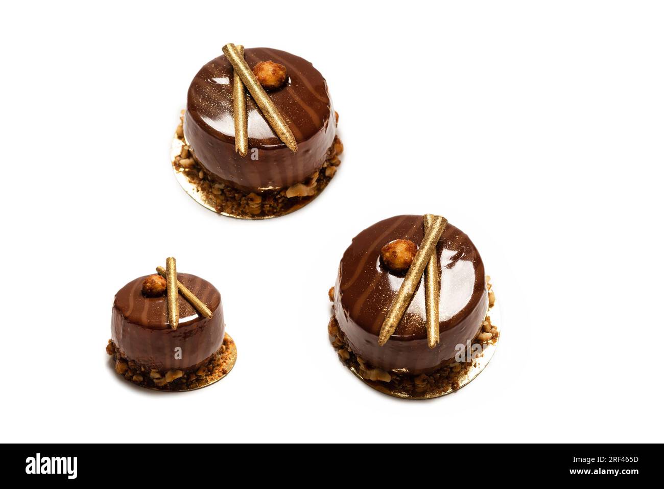 Schokolade- und Karamellkuchen isoliert auf weißem Hintergrund. Draufsicht. Stockfoto