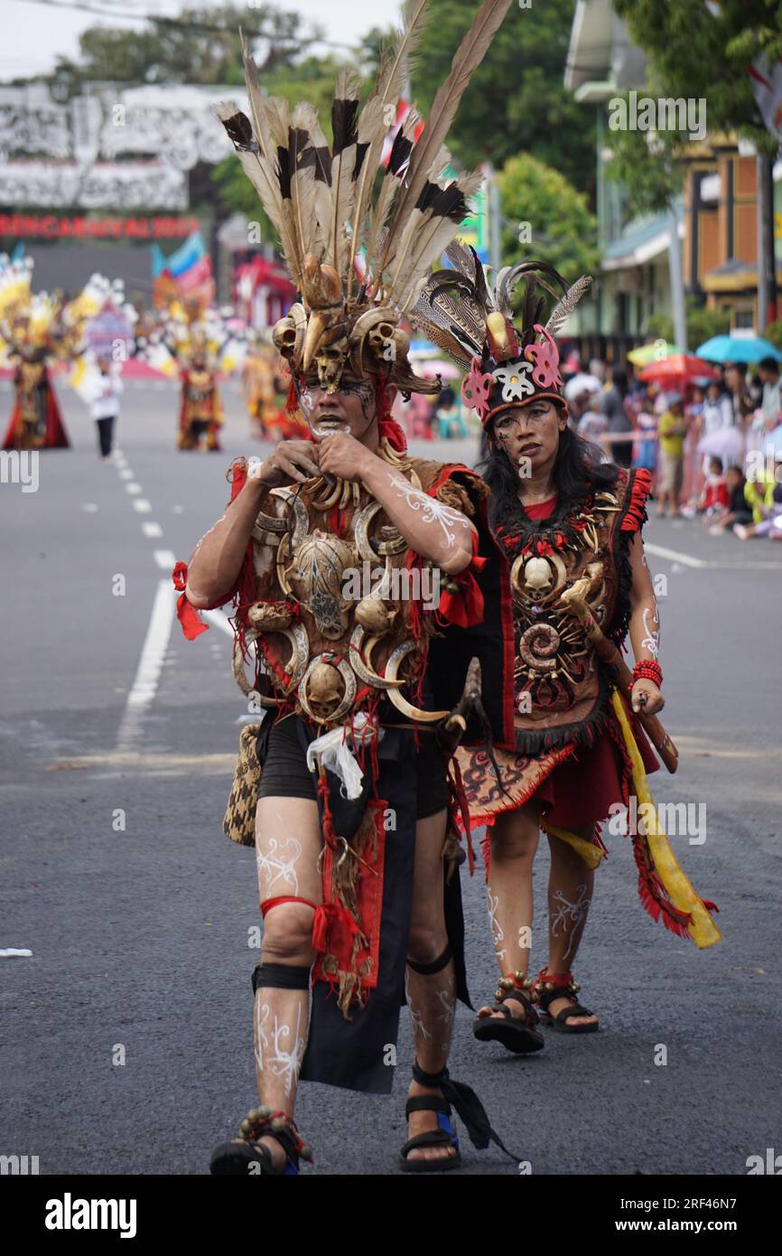 Banaik-Manau-Tanz aus Süd-Kalimantan im BEN Carnival. Dieser Tanz wird durch Klettern auf einen Dornbaum namens Manau (großer Rattan) aufgeführt. Stockfoto
