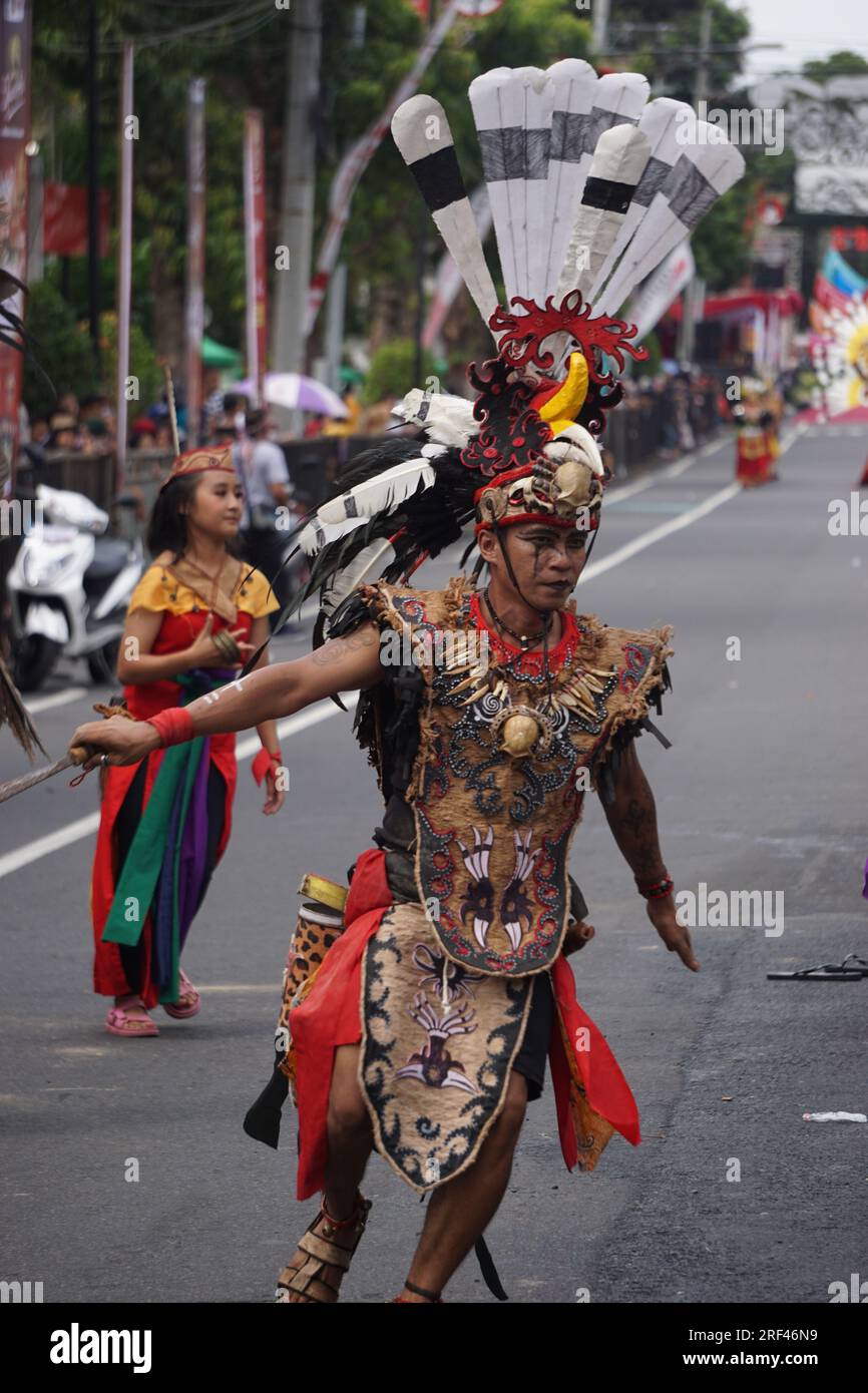 Banaik-Manau-Tanz aus Süd-Kalimantan im BEN Carnival. Dieser Tanz wird durch Klettern auf einen Dornbaum namens Manau (großer Rattan) aufgeführt. Stockfoto