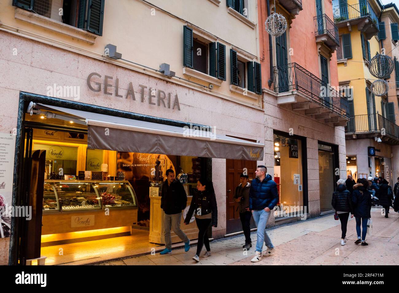 Gelateria Venchi an der Fußgängerzone Via Giuseppe Mazzini, Verona, Italien. Stockfoto