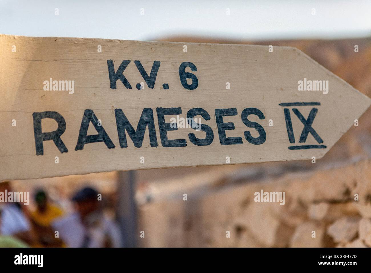 Schild zeigt auf das Grab von Ramesses IX., KV6, im Tal der Könige Stockfoto