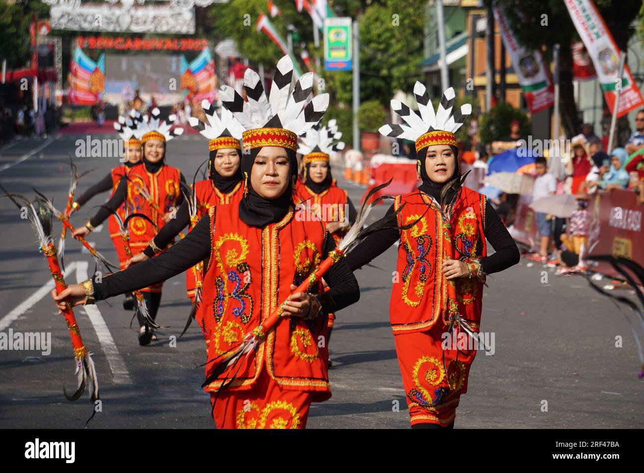 Giring Giring-Tanz aus dem Zentrum von kalimantan. Dieser Tanz bringt die Freude und Freude des Volkes von Dayak zum Ausdruck Stockfoto