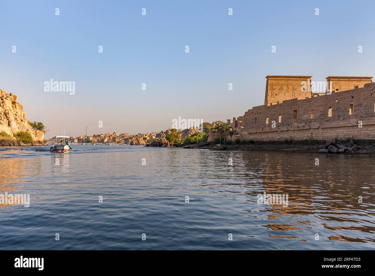 Der Tempel der Isis in Philae, vom Nil aus gesehen, Assuan Stockfoto