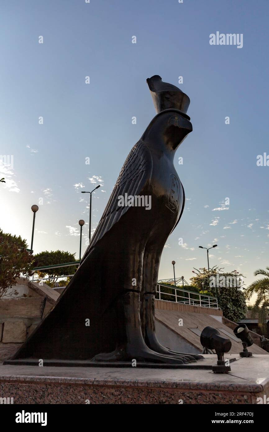 Moderne Statue des Gottes Horus, die die doppelte Krone Ägyptens trägt, am Ufer des Nils bei Philae Stockfoto