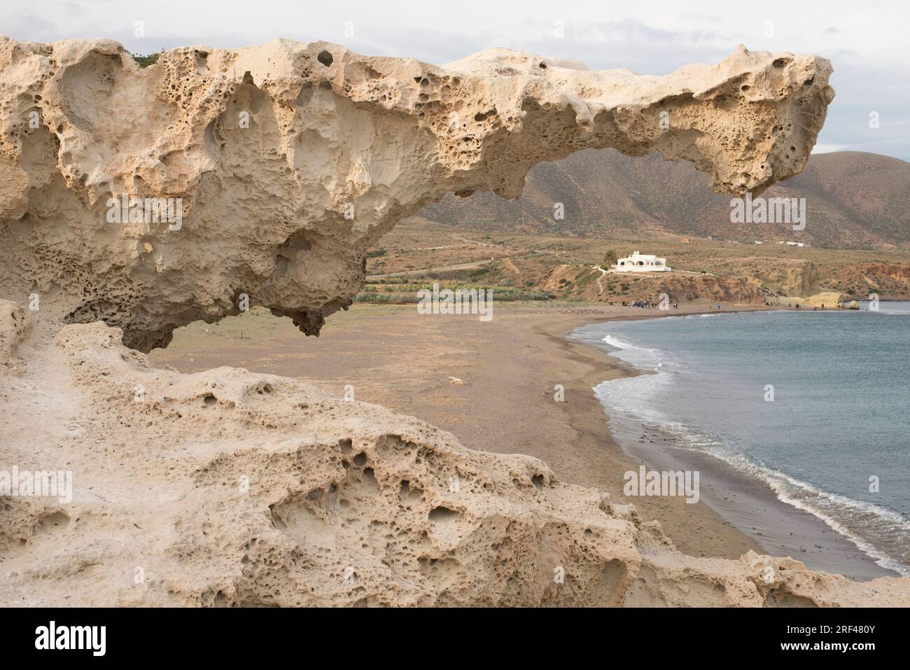 Fossile oder versteinerte Düne. Dieses Foto wurde in Los Escullos, Cabo de Gata, Almeria, Andalusien, Spanien aufgenommen. Stockfoto