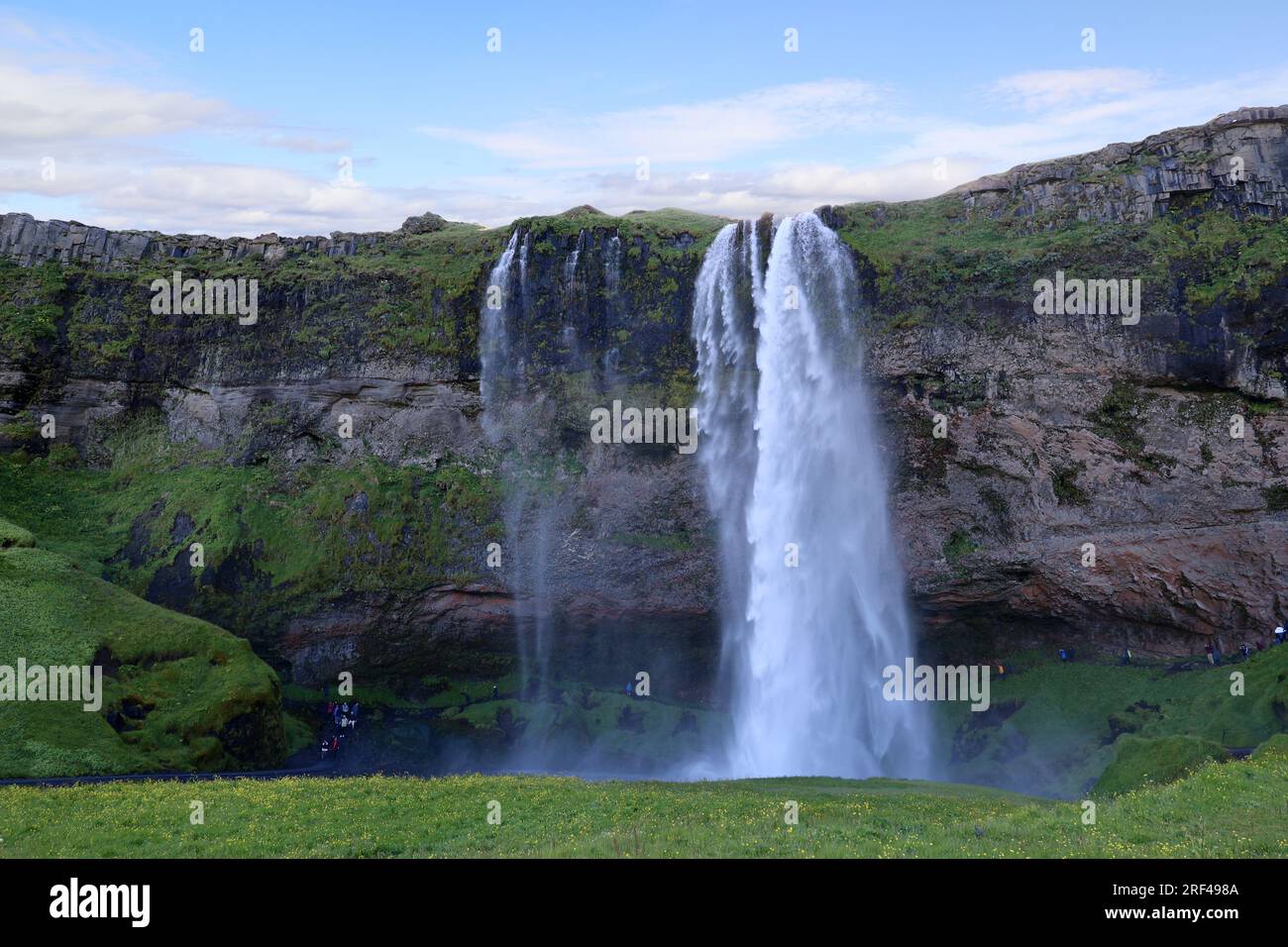 Island – der Wasserfall Seljalandsfoss in der Gemeinde Rangárþing eystra auf der Ringstraße zwischen Hvolsvöllur und Skógar Stockfoto
