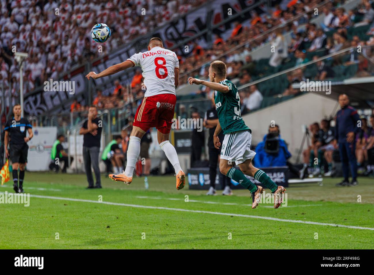 Patryk Kun in einem Duell mit Kamil Dankowski während des Spiels PKO BP Ekstraklasa 2023/24 zwischen Legia Warszawa und LKS Lodz bei Marshall Józef Piłsudski Stockfoto