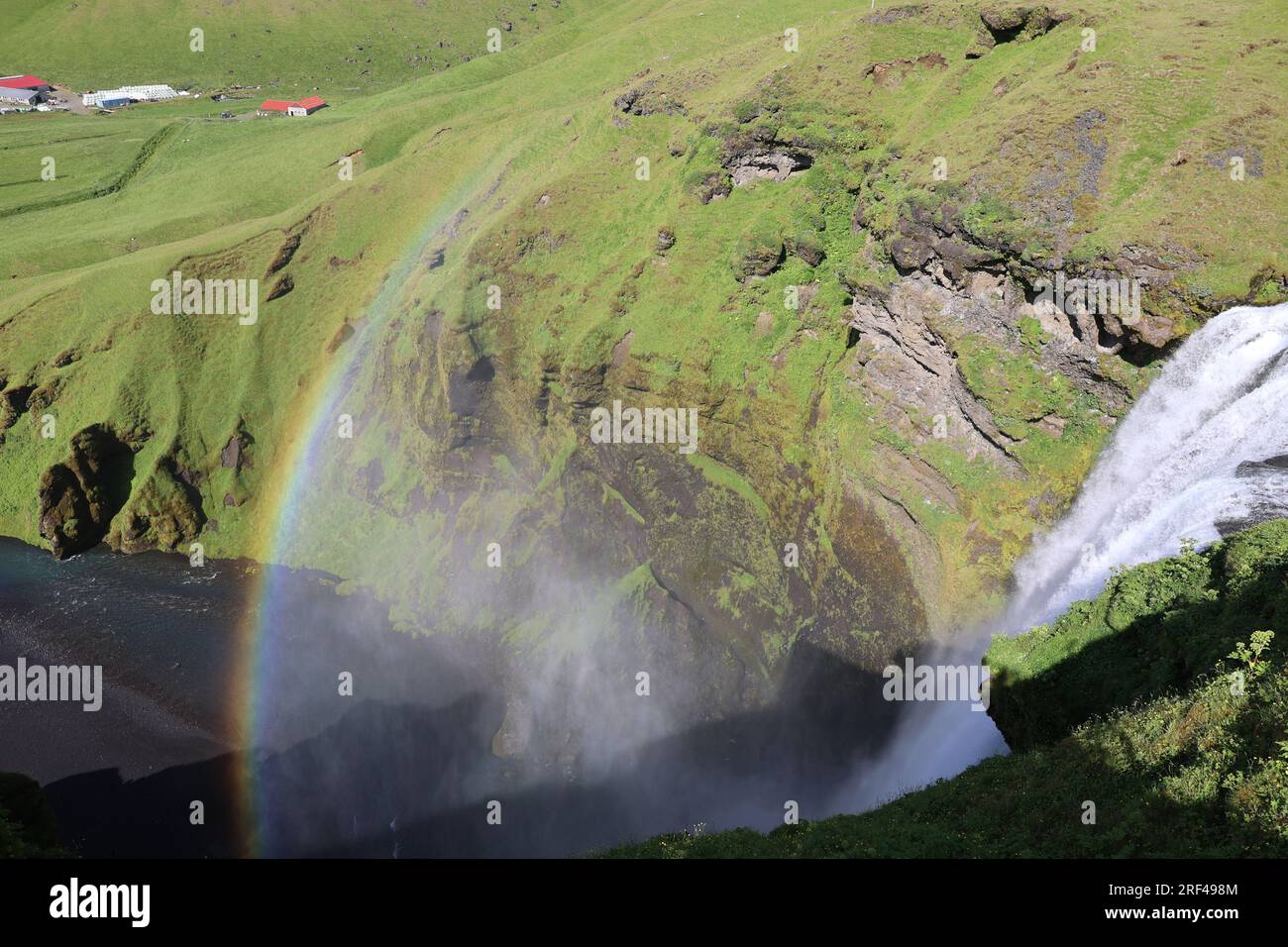 Regenbogen am Skogafoss Wasserfall auf dem Fluss Skógá von oben im Süden Islands Stockfoto