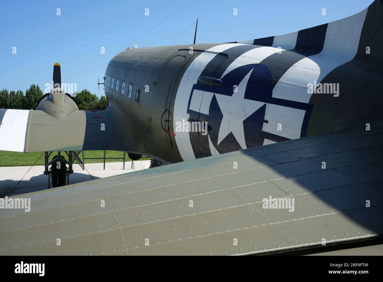 Douglas C47 Dakota vor dem Merville Gun Battery Museum Stockfoto