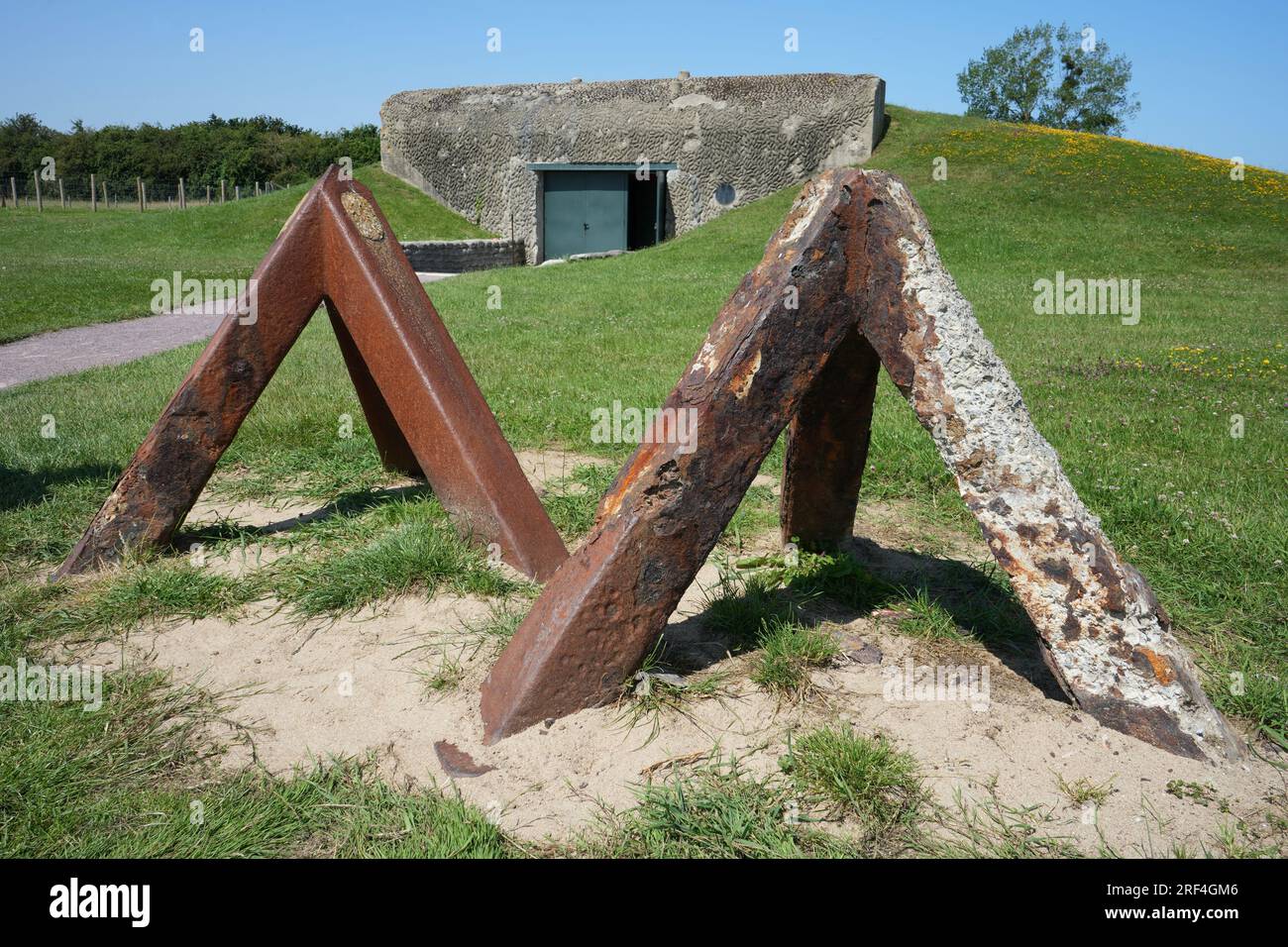 Deutscher Casement-Bunker mit tschechischem Hedgehog Beach Verteidigung an der Merville Gun Battery Stockfoto