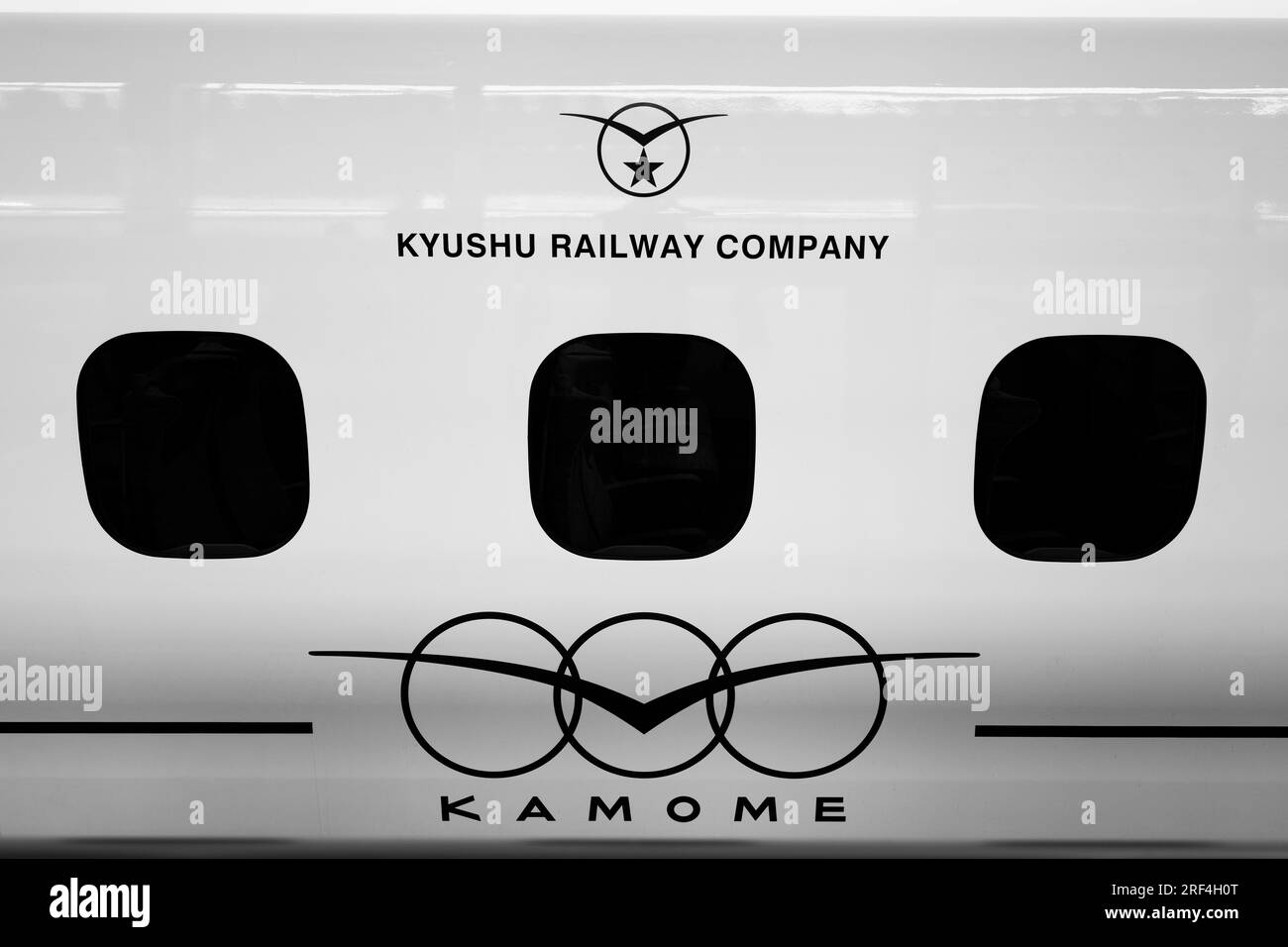 Takeo Onsen, Präfektur Saga, Japan. 11. März 2023. Der neue Hochgeschwindigkeitszug Nishi-Kyushu Shinkansen (è ¥¿ä¹å·žæ-°å¹¹ç·š), der Hochgeschwindigkeitszüge von Takeo-Onsen nach Nagasaki anbietet und von der Eisenbahngesellschaft Kyushu (JR Kyushu JRä¹å·ž) betrieben wird.aufgrund von Einwänden der örtlichen Präfekturregierung Saga, Der Service verkehrt nicht direkt zum Bahnhof Hakata in Fukuoka und ist über einen langsameren Expresszug „Relay Kamome“ mit dem nationalen Shinkansen-Netz verbunden, der mit dem Zug „Kamome“ N700S fährt. Intercity-Passagiere müssen einen plattformübergreifenden Transfer in der ländlichen Stadt Takeo-Onsen nach CO machen Stockfoto