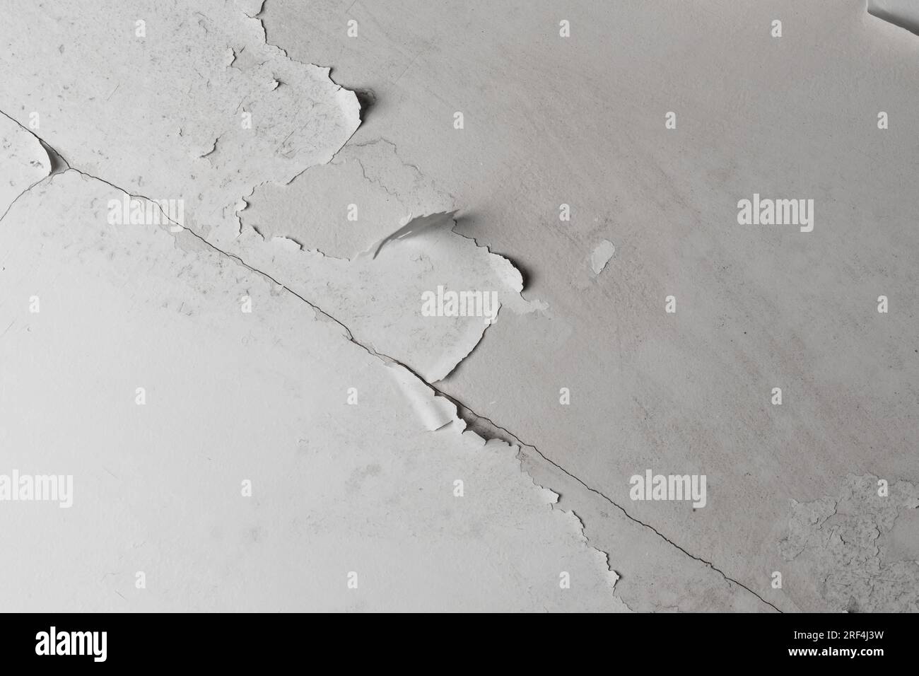 Schäbige verrottende Decke. Die Farbe blättert aus nächster Nähe ab Stockfoto