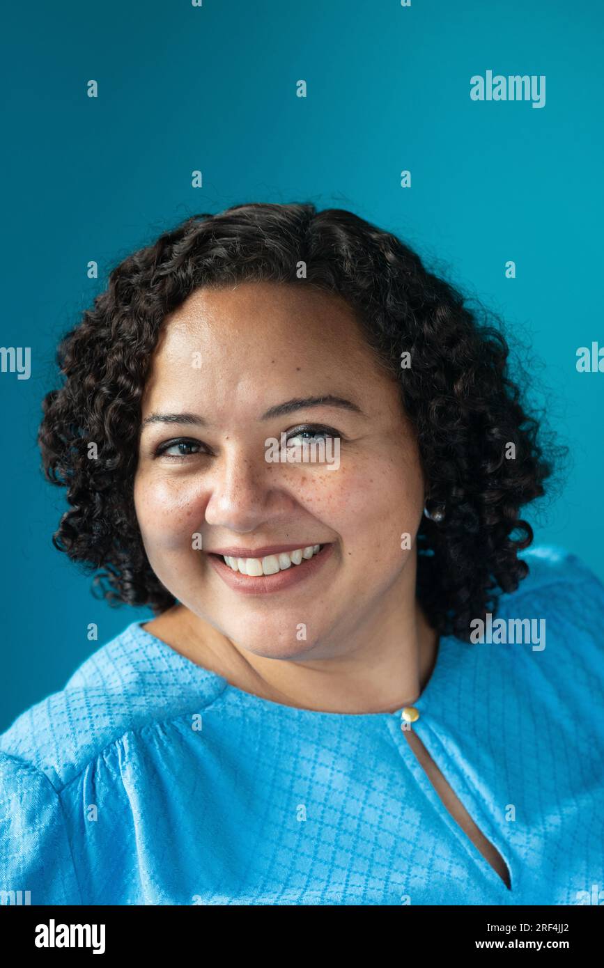 Fröhliche schwarze Frau mit Sommersprossen Porträt Stockfoto