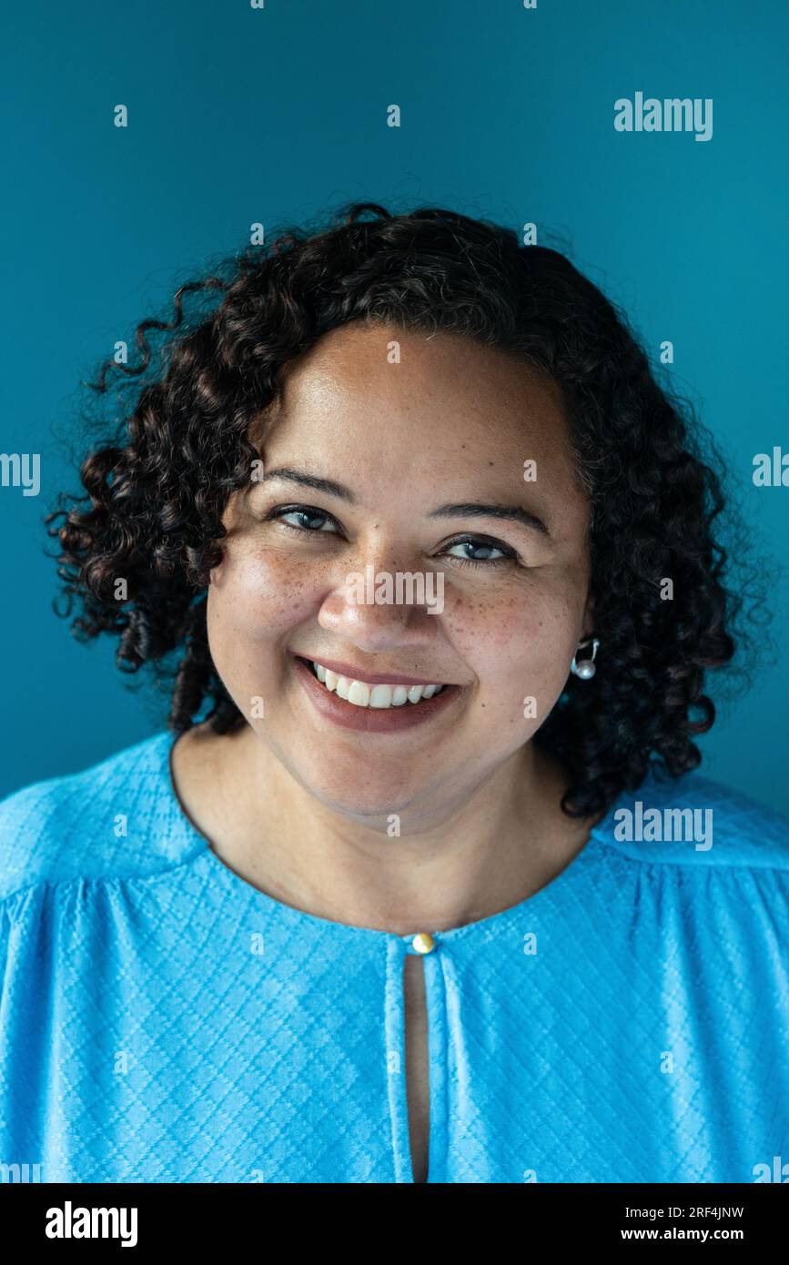 Fröhliche schwarze Frau mit Sommersprossen Porträt Stockfoto