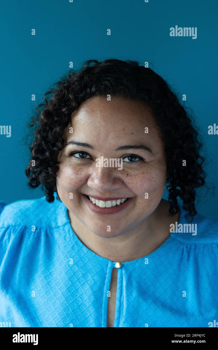 Fröhliche schwarze Frau mit Sommersprossen Porträt Stockfoto